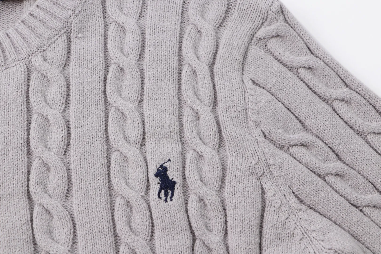 P210 [Ralph Lauren round neck solid color pony embroidery logo twist knitted sweater] ✅Ralph Lauren classic basic versatile knitted pullover crew neck sweater for men and women ✅Main supplier platform live broadcast Wholesale entity Replenish when out of stock will not be removed from the shelves ✅ZP quality 1:1 pattern making Scan the code to enter the GF website Counter quality ✅Detailed quality is the only one in Guangzhou Imported quality cotton yarn Focus on high-end cost-effective Good quality Needless to say ✅The version is restored to the original version. The maximum size can be worn up to 1105 pounds. Loose, comfortable and stress-free. ✅The upper body is simple and easy to match. A must-have for ootd. Good-looking clothes are never picky. A must-have in couples’ wardrobes. Size: S-XL. Color: black, white, gray, royal blue, pink, sky blue, khaki.